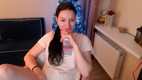 Snapshot of heaven_chloe chatting on January 13, 12:19 am Heaven girl online show from January 13, 12:19 am