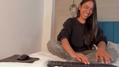 Snapshot of heidi_feuer chatting on October 21, 12:21 pm heidi_feuer online show from October 21, 12:21 pm