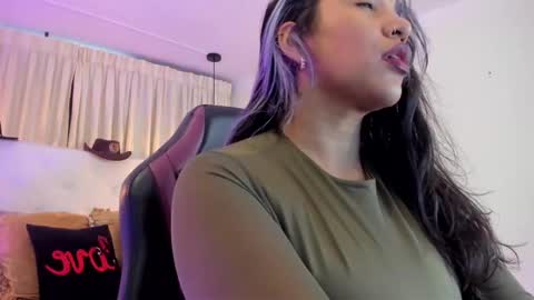 Snapshot of heidyblue chatting on October 10, 7:19 pm online show from October 10, 7:19 pm