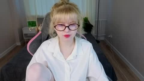 Helen Carson online show from May 26, 12:17 am