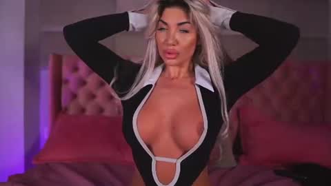 hellenroyy online show from June 12, 3:27 am
