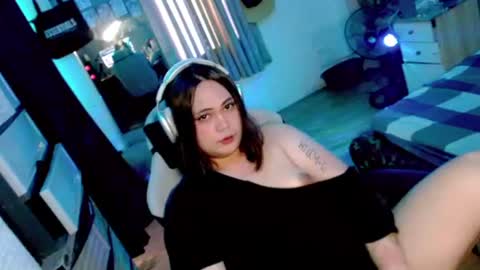 hermaphrodite199x online show from May 4, 11:44 pm