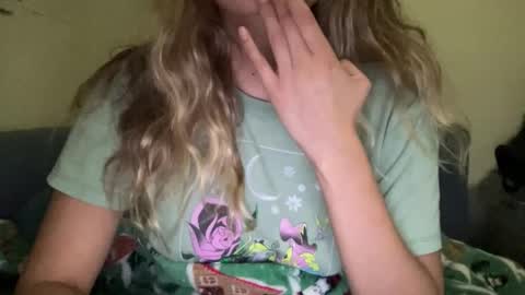 Snapshot of heybluebabe chatting on October 16, 9:53 am Blue  online show from October 16, 9:53 am