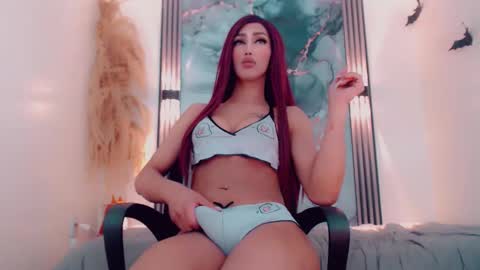 Hilary Avilan online show from October 21, 8:01 pm