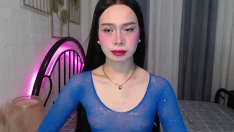 hoelymolly online show from June 29, 5:45 pm