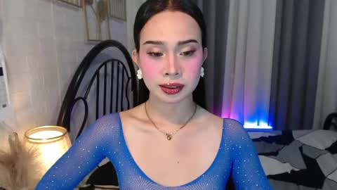 hoelymolly online show from May 6, 8:42 am