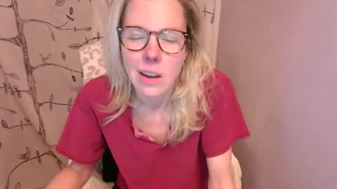 holly_bourbon online show from April 28, 1:36 am