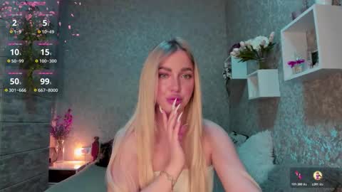 Snapshot of holly_molly8 chatting on October 25, 1:39 am holly_molly8 online show from October 25, 1:39 am