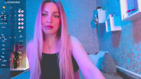 Snapshot of holly_molly8 chatting on December 21, 8:54 pm holly_molly8 online show from December 21, 8:54 pm