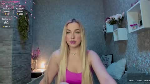 Snapshot of holly_molly8 chatting on October 21, 8:34 pm holly_molly8 online show from October 21, 8:34 pm