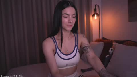 Holly Linder online show from May 21, 2:29 am