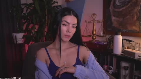 Holly Linder online show from March 26, 2:17 am