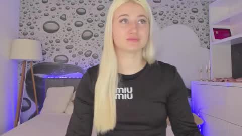 HollyTaillor online show from March 28, 1:45 pm