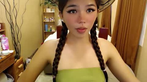 MOLLY online show from May 26, 3:01 am