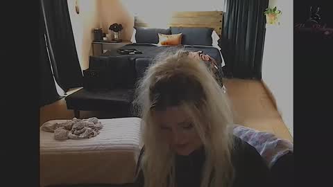 honeybuhnny online show from May 3, 1:11 am