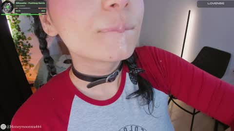 Snapshot of honeymoontea chatting on December 6, 3:46 am       online show from December 6, 3:46 am