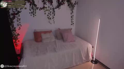 Snapshot of honeymoontea chatting on February 24, 10:14 pm       online show from February 24, 10:14 pm