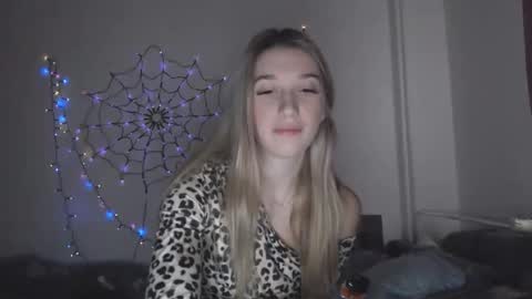 honeyveil online show from November 26, 12:35 pm