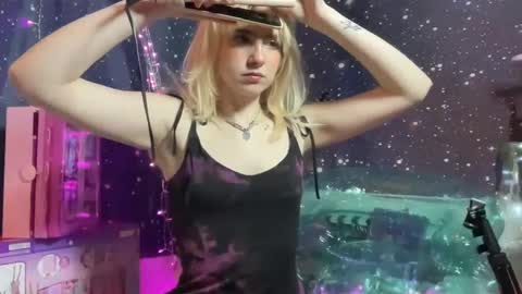 Emi Rose online show from January 17, 12:10 am