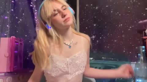 Emi Rose online show from January 16, 8:22 am