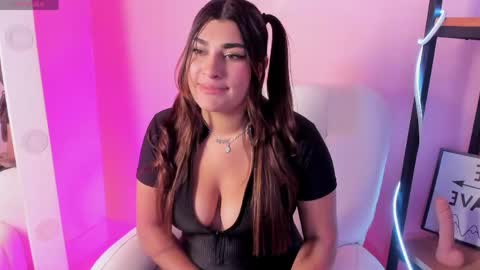 hope_velle_ online show from April 16, 11:07 pm