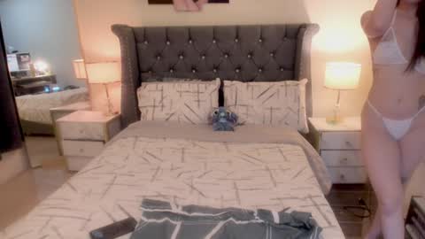 Snapshot of hot_laureen chatting on January 26, 7:21 am lyn online show from January 26, 7:21 am