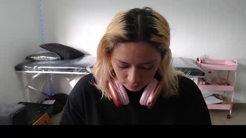 Mia online show from March 3, 12:50 pm