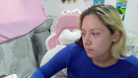Mia online show from May 17, 3:10 pm