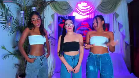 hotties_kittens18 online show from April 17, 9:50 pm