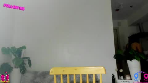 Snapshot of hottycrishinaxx chatting on February 14, 3:11 am crishinahotty online show from February 14, 3:11 am