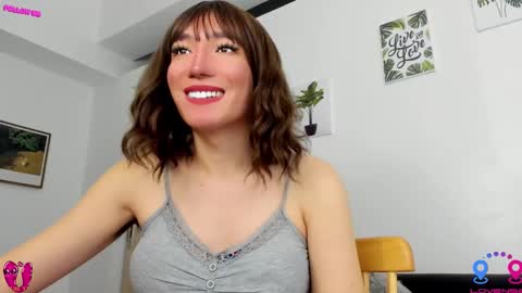 Snapshot of hottycrishinaxx chatting on October 6, 8:32 am crishinahotty online show from October 6, 8:32 am