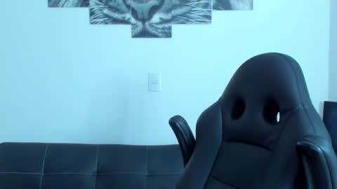 Snapshot of humber_eli chatting on February 26, 3:03 am Eli online show from February 26, 3:03 am