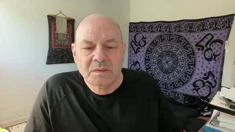 hung_well57 online show from April 6, 9:05 pm