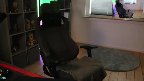 hungry_26 online show from April 18, 5:04 pm