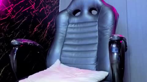 kelvis online show from November 15, 4:30 pm