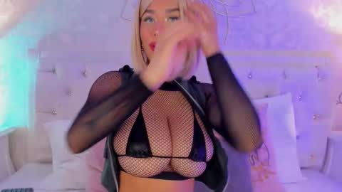  iara smith  online show from October 18, 12:20 pm