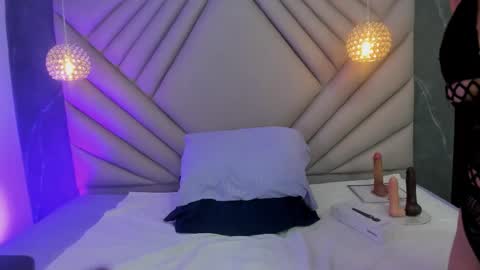 ibbie_ online show from March 7, 12:05 pm