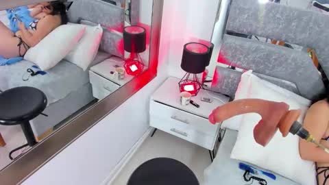 Snapshot of iliy_ chatting on October 19, 7:02 am ILY   online show from October 19, 7:02 am