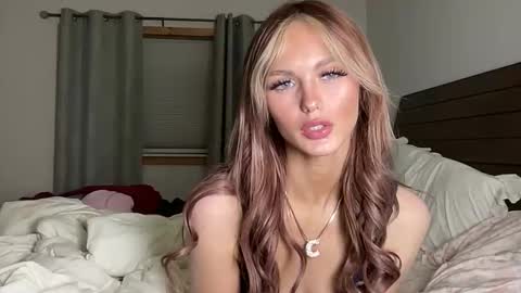 imkyliee online show from December 19, 1:34 am