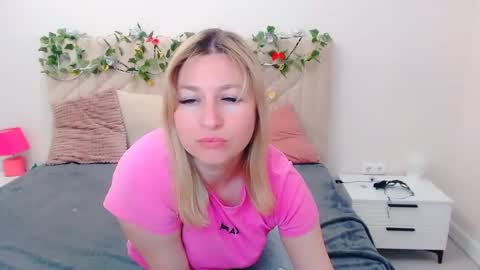 incredible_ariela online show from May 13, 11:20 am