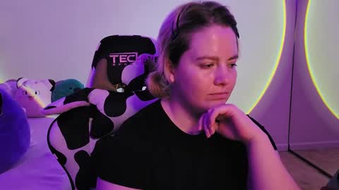 Faye online show from December 15, 9:31 pm