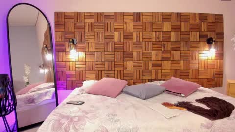 Iris Rosse online show from February 22, 8:31 pm