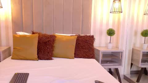 Iris  online show from December 14, 1:39 pm