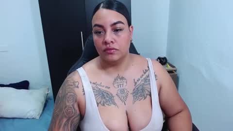 Snapshot of isabella_hots chatting on February 9, 11:25 am  estefania online show from February 9, 11:25 am