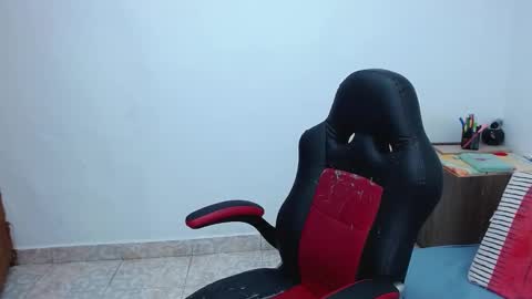 Snapshot of isabella_hots chatting on February 16, 9:59 am  estefania online show from February 16, 9:59 am