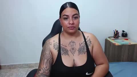 Snapshot of isabella_hots chatting on February 22, 9:34 am  estefania online show from February 22, 9:34 am