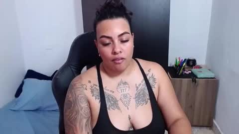 Snapshot of isabella_hots chatting on January 22, 8:38 pm  estefania online show from January 22, 8:38 pm