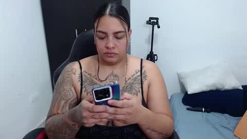 Snapshot of isabella_hots chatting on December 6, 6:42 am  estefania online show from December 6, 6:42 am
