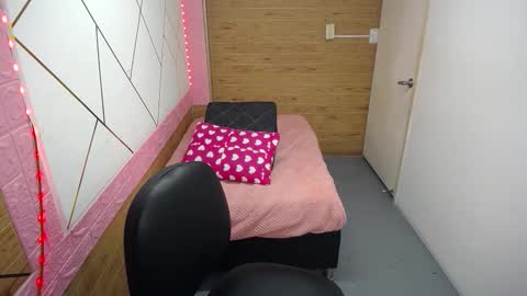 isabella_roseee online show from October 15, 8:42 pm