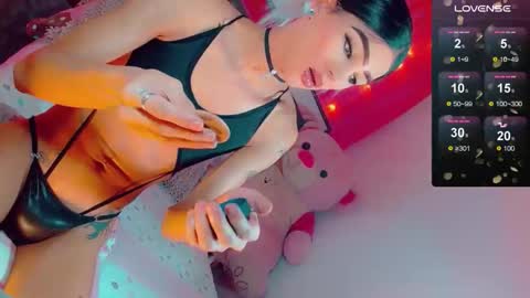 isabellagirs online show from December 15, 8:10 am